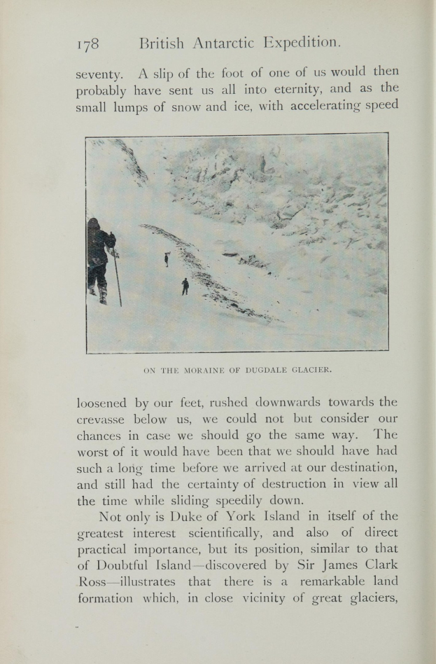 Offenes Buch mit einem Mann in Helm und langem Mantel, der Ski hält, vor schneebedeckten Bergen und der Inschrift "Britische Antarktisexpedition".