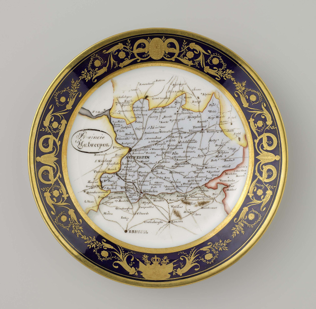 Ein dekoratives Kennzeichen mit einer detaillierten Deutschlandkarte, verziert mit feinen Designs und Texten auf einem weißen Hintergrund.