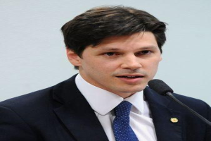 Ein Mann im Anzug spricht in ein Mikrofon an einem Rednerpult, wahrscheinlich zu einem Gesetzesentwurf gegen das Internet.