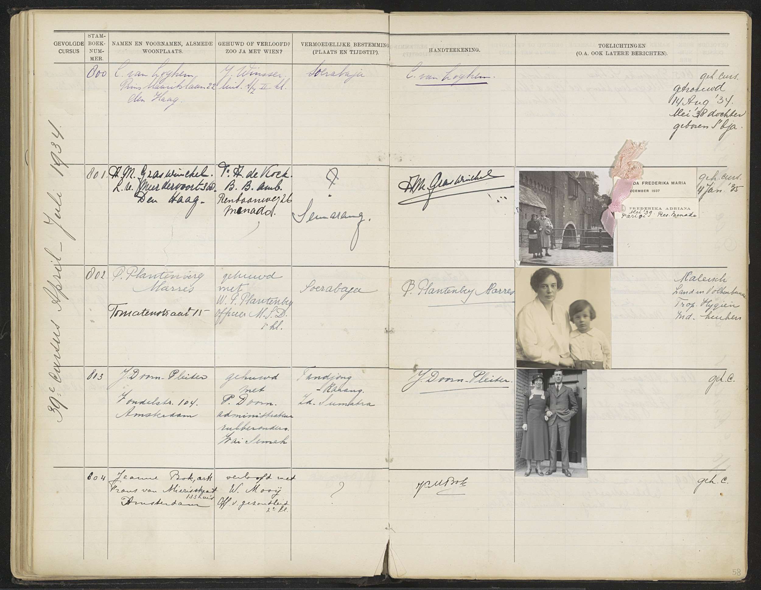 Schwarzes und weißes Foto einer Familie auf einem offenen Buch, das mit Text und Bildern von Menschen gefüllt ist.