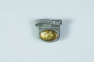 Silber- und goldener Anstecknadel mit einem Portr├Ąt eines Mannes, das den 80. Jahrestag der Olympischen Spiele in Moskau feiert.