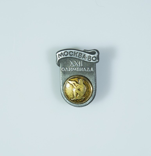 Silber- und goldener Anstecknadel mit einem Portr├Ąt eines Mannes, das den 80. Jahrestag der Olympischen Spiele in Moskau feiert.