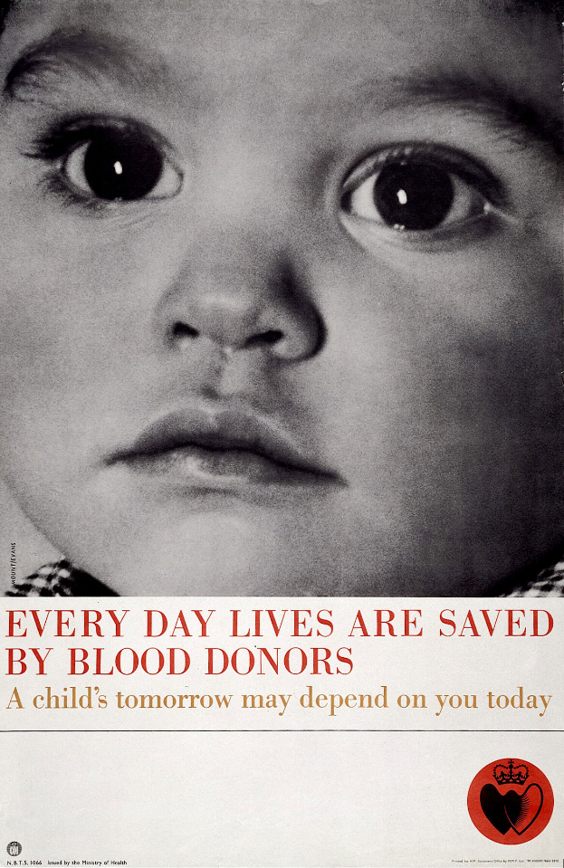Ein Plakat mit dem Bild eines traurigen Kindes und der Aufschrift "Jeden Tag rettet Blutspenden Leben" in fetter, schwarzer Schrift.
