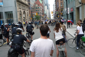 Gebäude säumen eine Straße mit ein paar Menschen, die Fahrräder fahren.