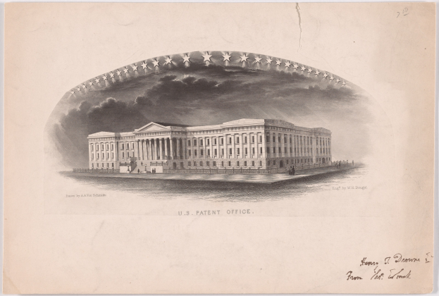 Eine Zeichnung des U.S. Patent Office in Washington, D.C. mit ein paar Menschen davor, die handschriftliche Texte und Zahlen enthält.