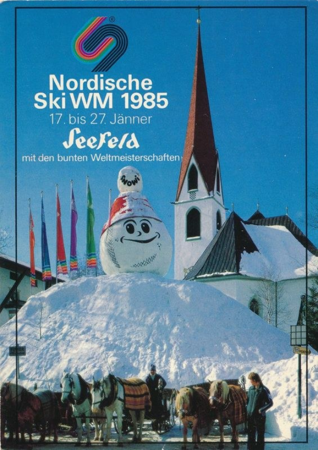 Plakat für die Nordischen Skiweltmeisterschaften 1985 in Seefeld, Schweiz, das eine verschneite Landschaft mit Skifahrern, Pferden, Stöcken, Fahnen, Gebäuden, Bäumen und Himmel zeigt.