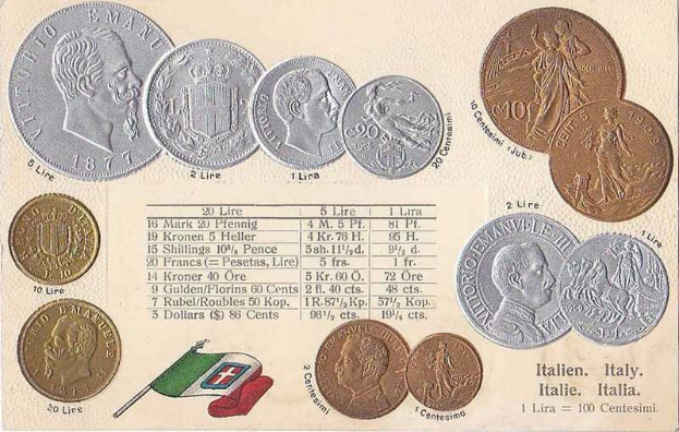 Eine Sammlung italienischer Münzen von 1877-1910, darunter mehrere 20-Lire-Münzen, die in einer Reihe auf Papier mit italienischer und einer anderen Flagge darunter angeordnet sind.