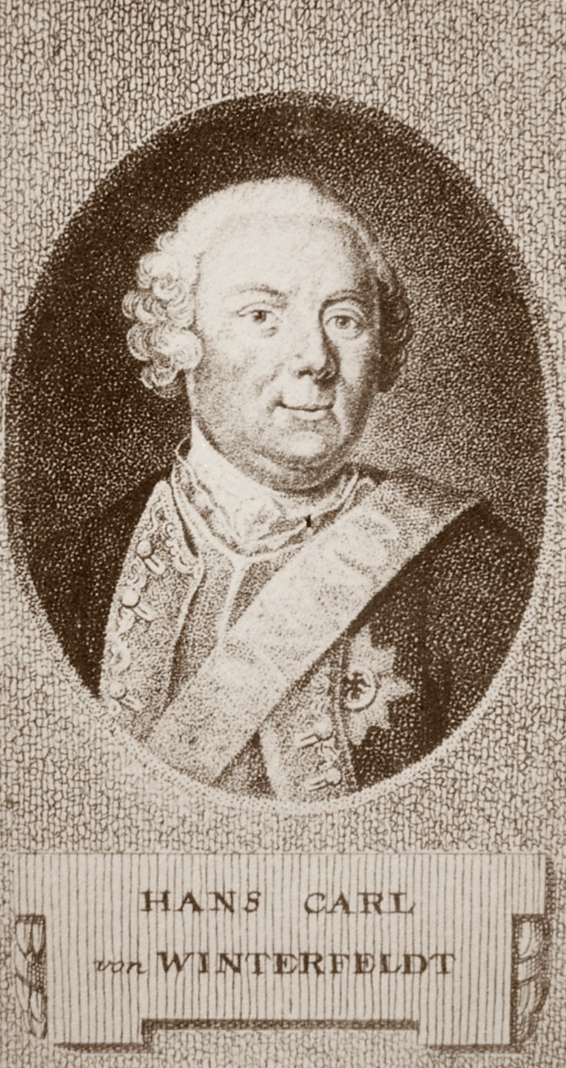 Schwarz-weiß-Porträt von Hans Carl von Winterfeldt mit ernstem Gesichtsausdruck, mit Text unten im Bild.