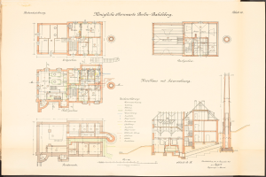 Altes Buch mit detaillierten architectural plans and text, featuring a drawing of the original plan for the Königliche Hermwerk Berlin-Baklberg building.
