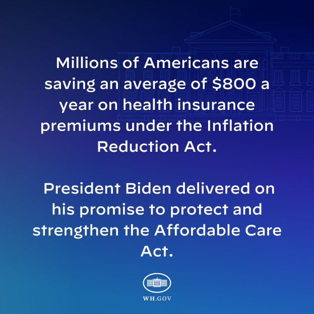Blauer Hintergrund mit weißer Schrift, die besagt "Millionen von Amerikanern sparen durchschnittlich 800 Dollar im Jahr bei den Gesundheitskostenversicherungen thanks to the Inflation Reduction Act" in der Mitte, mit einem Logo.