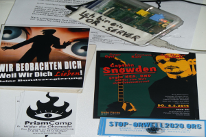 Ein Tisch mit Büchern, Papieren, einem Chip und Kabeln darauf.