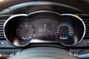 Ein Detailbild der Armaturenbrett-Anzeigen eines Autos mit einem kleinen Bild eines Autos auf dem Bildschirm.