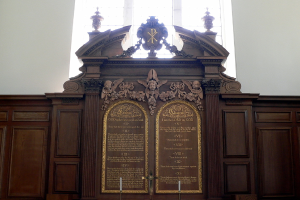 Ein Museumsplakat mit Text und Skulpturen darauf.