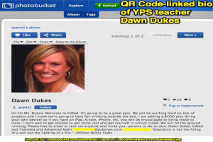 Eine Social-Media-Seite mit einem Profilbild einer Dame, ihrem Namen, einem beschreibenden Absatz und verschiedenen Icons und Buttons sowie einem Link unten.