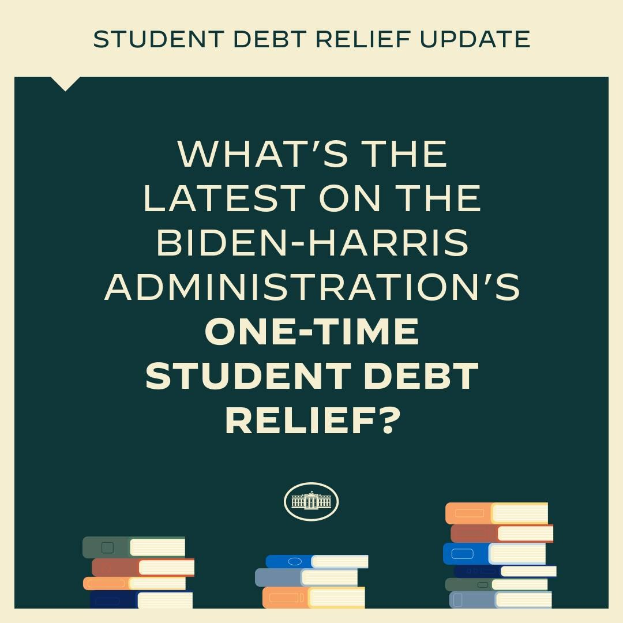 Plakat mit der Aufschrift "Was gibt es Neues zur einmaligen Studentenschuldenentlastung der Biden-Harris-Verwaltung?" mit Büchern darunter, was auf eine Fokussierung auf Schulden von Studierenden hinweist.