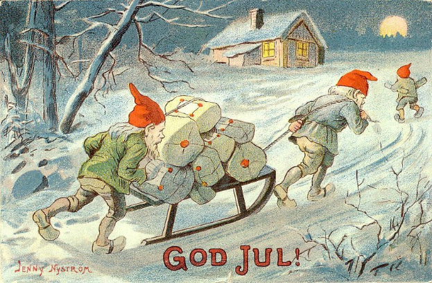 Vintage-Weihnachtsgrußkarte mit zwei Zwergen, die einen Schlitten mit Geschenken durch verschneite Wälder ziehen, mit einem Haus, Bäumen und Mond im Hintergrund und der Aufschrift "God Jul".