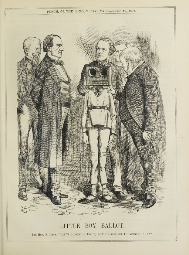 Eine Zeichnung eines kleinen Jungen, der eine Kamera hält und von einer Gruppe Menschen umgeben ist, mit dem Text "Little Boy Ballot" unten.