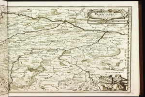 Ein aufgeschlagenes Buch mit einer detaillierten Karte von Bayern, einschließlich Städten, Dörfern, Flüssen und geografischen Merkmalen, mit begleitendem Text, der zusätzliche Informationen bereitstellt.