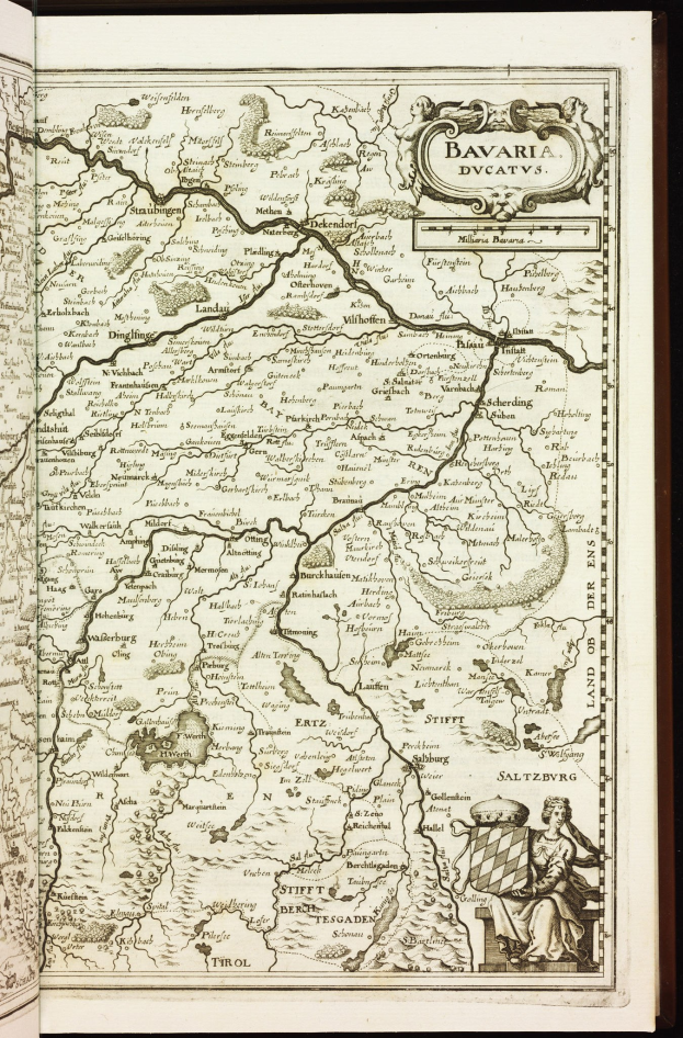 Ein aufgeschlagenes Buch mit einer detaillierten Karte von Bayern, einschließlich Städten, Dörfern, Flüssen und geografischen Merkmalen, mit begleitendem Text, der zusätzliche Informationen bereitstellt.