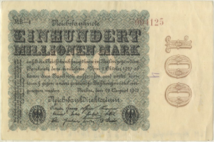 Deutsche Banknote von 1923 mit 'Einhundert Millionen Mark' darauf gedruckt.