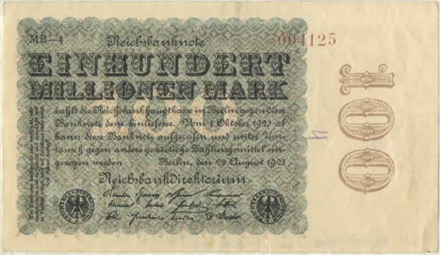 Deutsche Banknote von 1923 mit 'Einhundert Millionen Mark' darauf gedruckt.
