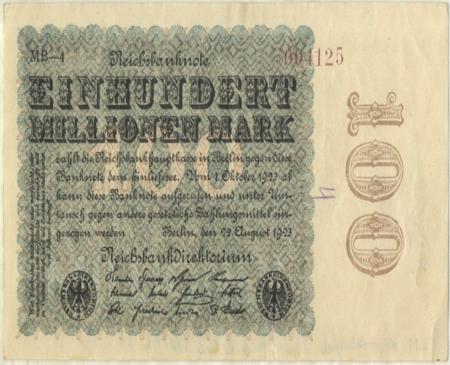 Deutsche Banknote von 1923 mit 'Einhundert Millionen Mark' darauf gedruckt.