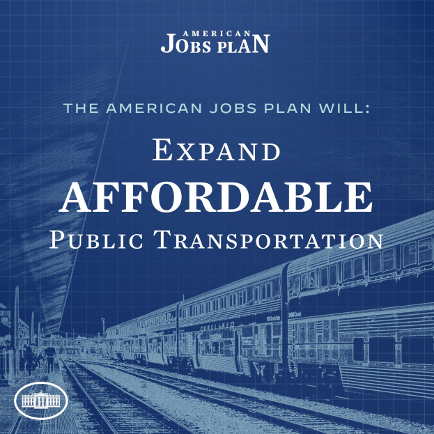 Plakat mit einem Zug auf den Schienen mit mehreren Menschen in der Nähe, das 'The American Jobs Plan Will Expand Affordable Public Transportation' bewirbt.