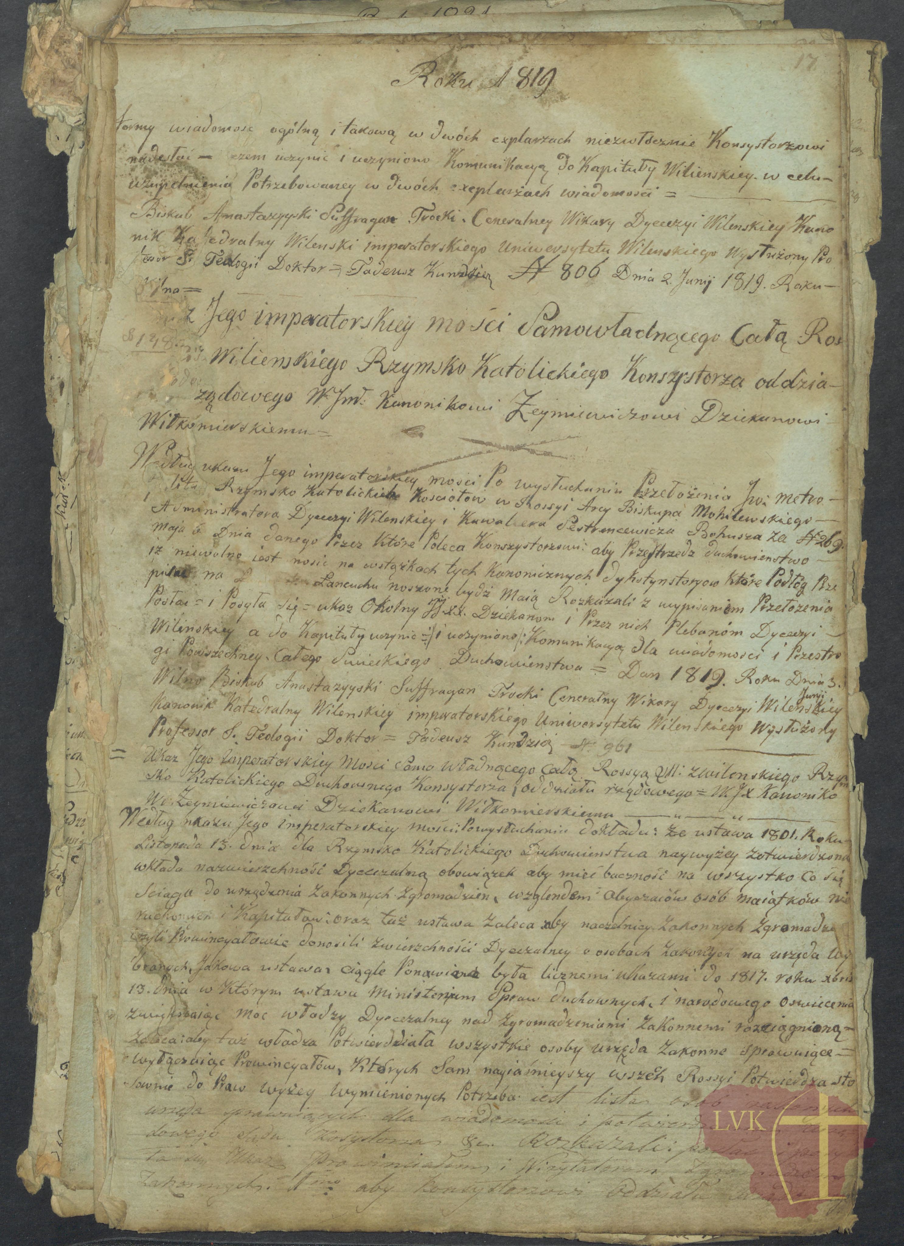 Ein altes Dokument mit einem schwarzen Hintergrund und einem roten Kreuz, das Text und ein Wasserzeichen in der rechten unteren Ecke enthält.