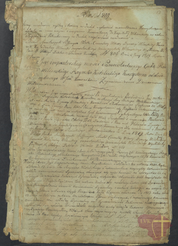 Ein altes Dokument mit einem schwarzen Hintergrund und einem roten Kreuz, das Text und ein Wasserzeichen in der rechten unteren Ecke enthält.