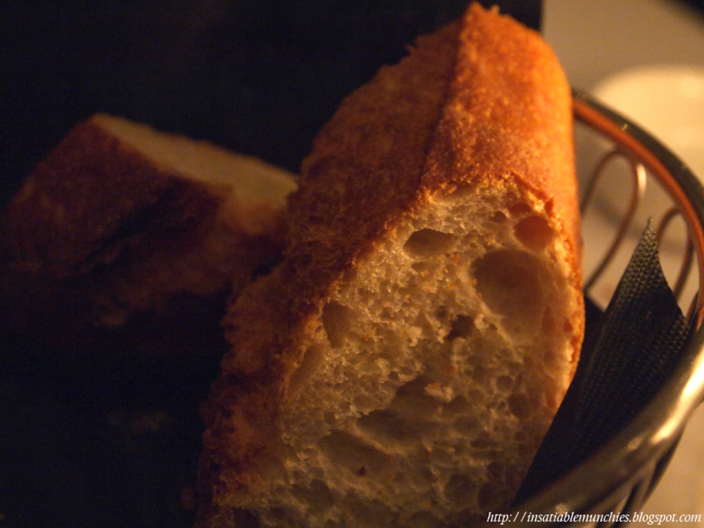 Ein Nahaufnahme-Bild eines Schüssels mit Lebensmitteln und Text in der rechten unteren Ecke.