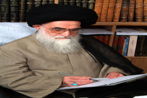 Ayatollah Ali Khamenei, der Oberste Führer Irans, sitzt auf einem Stuhl und schreibt auf ein Blatt Papier mit einem Stift. Hinter ihm befindet sich ein Bücherregal mit vielen Büchern.