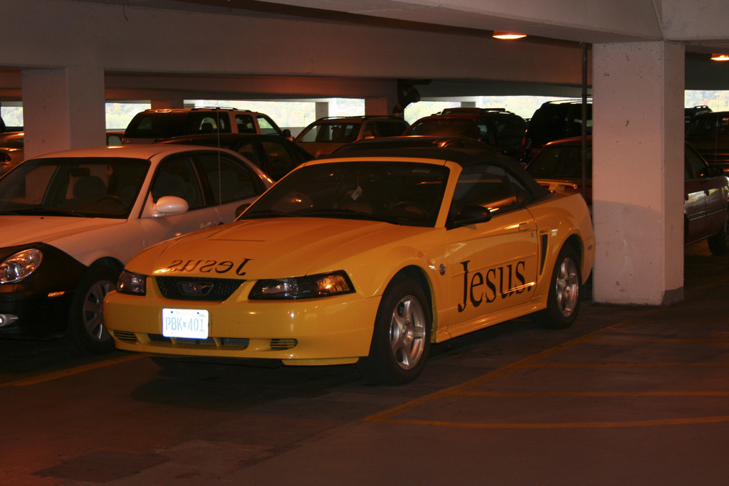 Ein Parkplatz voller Autos in Reihen.