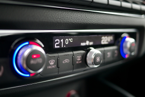 Ein Bedienfeld mit mehreren Knöpfen, Reglern und Leuchten, mit Text in der Mitte.