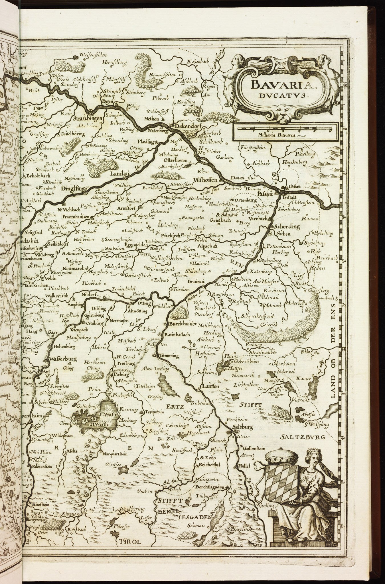 Ein aufgeschlagenes Buch, das eine detaillierte Karte von Bayern zeigt, mit sichtbaren Städten, Dörfern, Flüssen und geografischen Merkmalen, zusammen mit begleitendem Text.