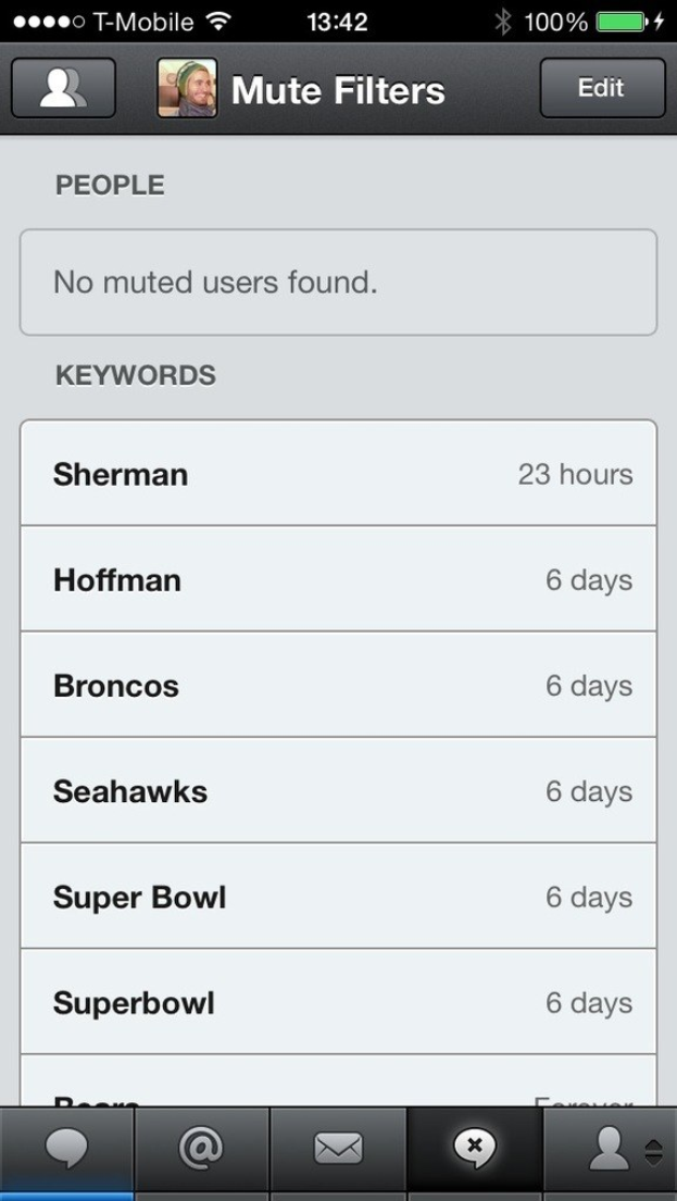 Mobilbildschirm mit vollem WLAN-Signal und 100% Akku oben, mit Logos unten.