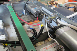 Ausrüstung mit verschiedenen Kabeln und Muttern, die auf einer Oberfläche angezeigt werden.