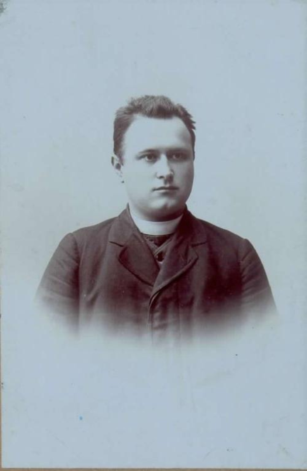 Ein altes Schwarz-Weiß-Foto eines Mannes in Priestergewändern, der angeblich der erste Bischof der Kirche des Heiligen Grabes war, mit einem ernsten und nachdenklichen Gesichtsausdruck.