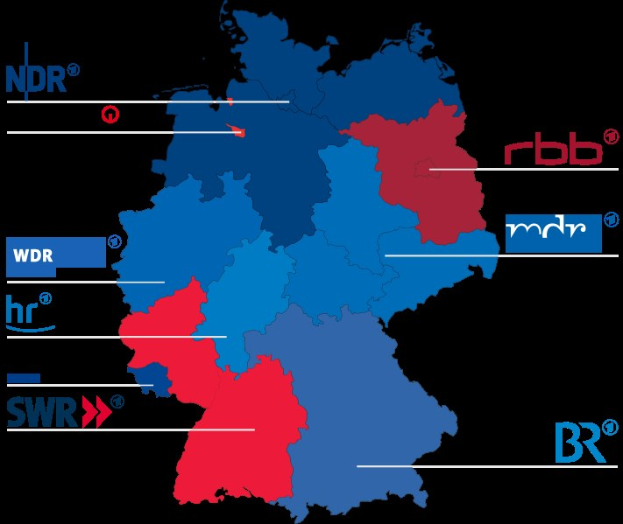 Eine Deutschlandkarte mit in Rot und Blau hervorgehobenen Bundesländern, die die Ergebnisse der Wahl 2016 zeigt, einschließlich der Namen der Kandidaten und des Wahldatums.