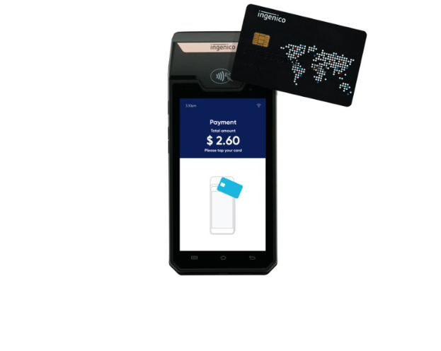 Mobiltelefon, das einen Zahlungsbildschirm mit einer daneben liegenden Kreditkarte anzeigt, was auf eine Transaktion mit dem Ingenico-Mobilzahlungssystem hinweist.