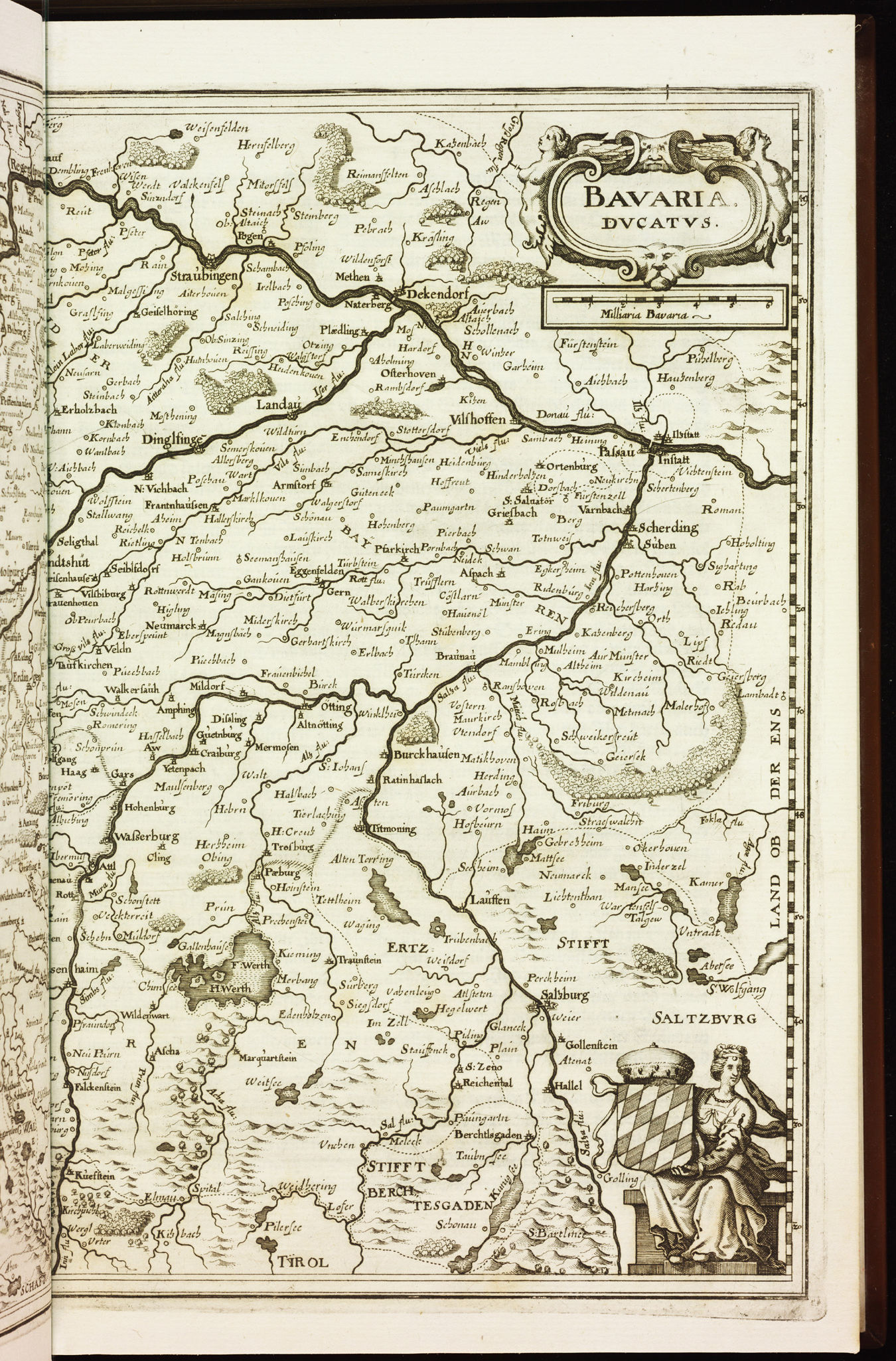 Ein aufgeschlagenes Buch mit einer detaillierten Karte von Bayern, auf der Städte, Ortschaften, Flüsse und andere geografische Merkmale eingezeichnet sind.