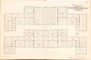 Ein aufgeschlagenes Buch zeigt einen detaillierten Grundriss des Berliner Olympia-Gymnasiums mit verschiedenen Räumen, Fluren und Merkmalen, die beschriftet sind, sowie begleitendem Text.