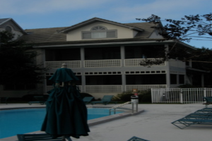 Ein Schwimmbad links, ein Geb├Ąude in der Mitte und der Himmel ├╝berall.