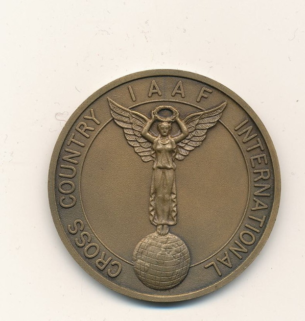Eine Bronzemedaille mit der Aufschrift "IAAF Cross Country International" auf einem weißen Hintergrund.