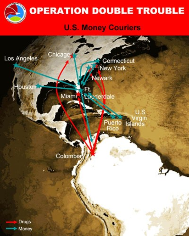 Plakat mit dem Titel "Operation Double Trouble: US-Geldkurier" zeigt eine US-Karte, die in zwei Abschnitte unterteilt ist, einen für die Kurierrouten und einen für die Carrier-Standorte, mit fetter schwarzer Schrift auf einem weißen Rand.