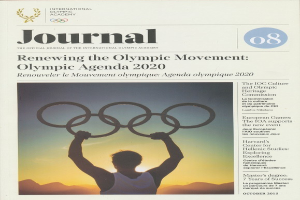 Eine Person in einem weißen Hemd und blauen Shorts hält die Olympischen Ringe in den Händen, mit "Renewing the Olympic Movement" und "Olympic Agenda 2020" auf dem Papier vor ihnen, vor einem hellblauen Himmel mit weißen Wolken und Sonnenschein.