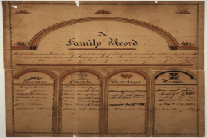 Ein altes Familienregister auf einem weißen Hintergrund, mit Text über die Familiengeschichte.