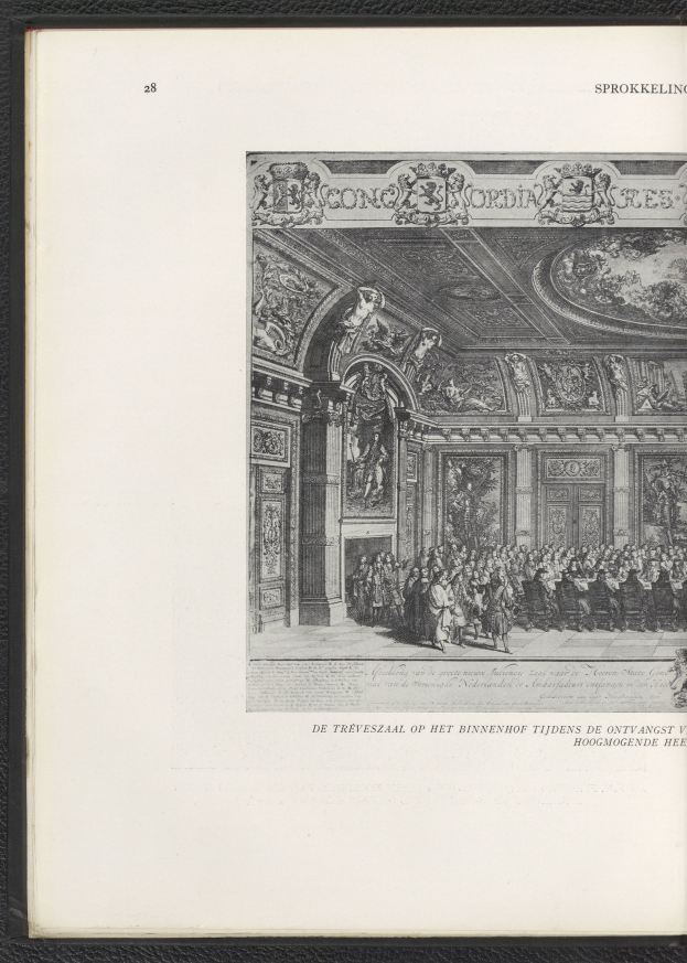 Offenes Buch mit einer detaillierten Illustration eines vollen Raums mit Menschen in Unterhaltung, Skulpturen an den Wänden und Decke und Text auf den Seiten.
