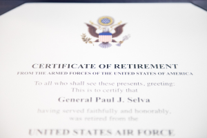 Rahmenurkunde für den Ruhestand der United States Air Force mit blauem Rand, schwarzem Text und einem zentralen Logo mit einem Stern, Lorbeerkranz und einer "Ruhestand"-Banderole.