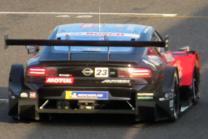 Audi R8 LMS GT3 Rennsportwagen auf einer Rennstrecke, bereit zum Fahren.