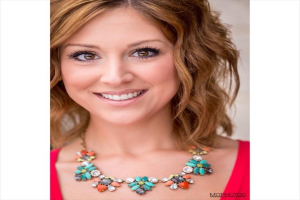 Eine Frau in einem roten Kleid posiert, mit Text in der rechten unteren Ecke.